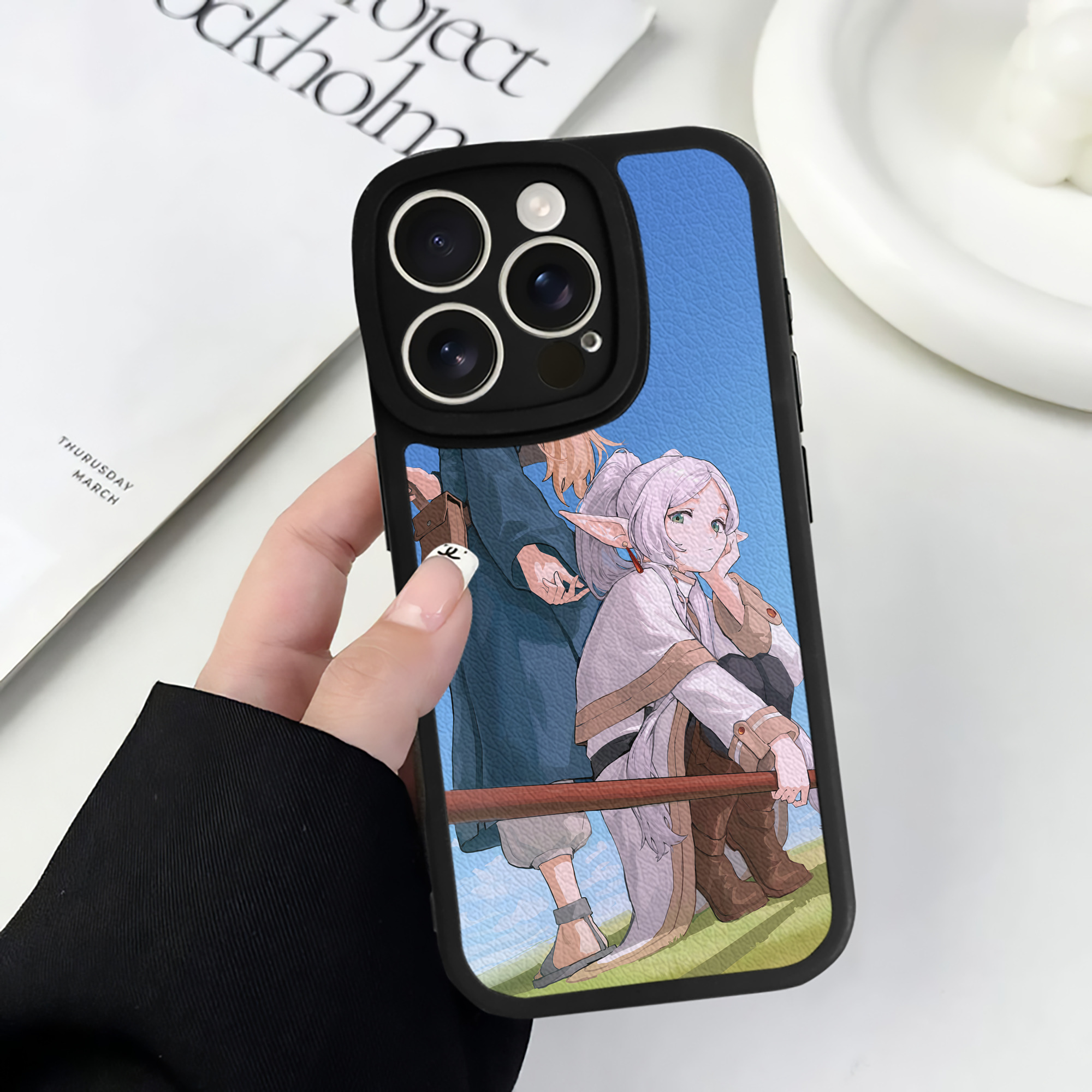 （画像用） 葬送のフリーレン Frieren 【iPhone 16シリーズ対応】シリコンスマホケース（レザー調） 材質：シリコン